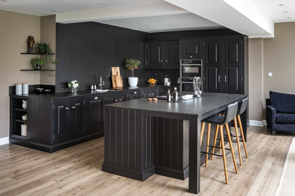 Black traditionl kitchen